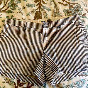 Selling Sized 2 GAP SHORT for women condition new, doesn’t fits on me